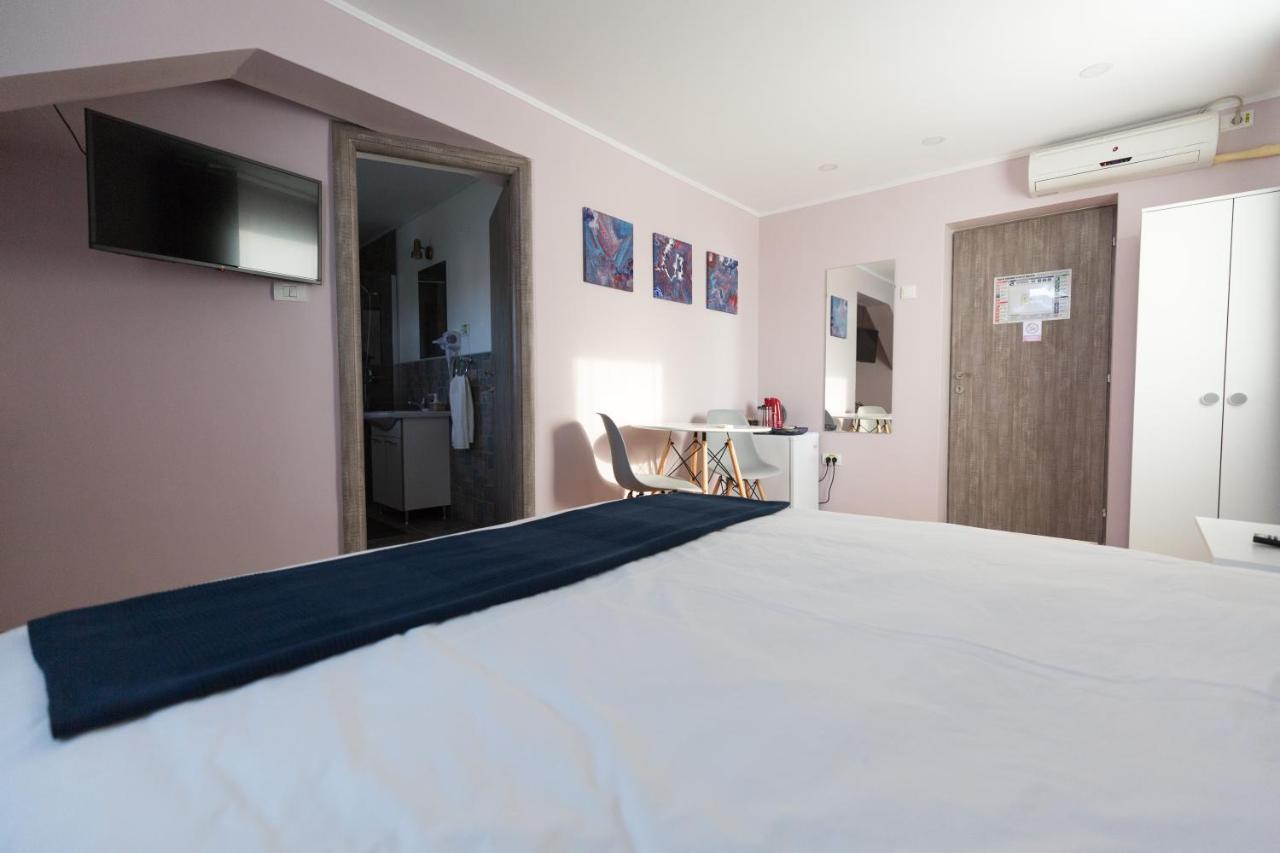 מלון Târgu Jiu Casa Ris מראה חיצוני תמונה