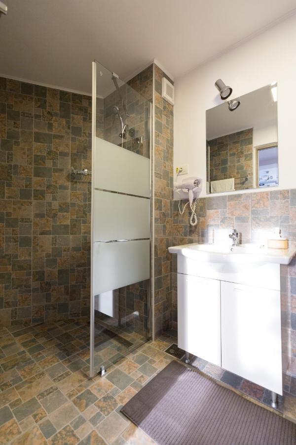 מלון Târgu Jiu Casa Ris מראה חיצוני תמונה